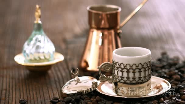 土耳其咖啡木制的桌子上视频