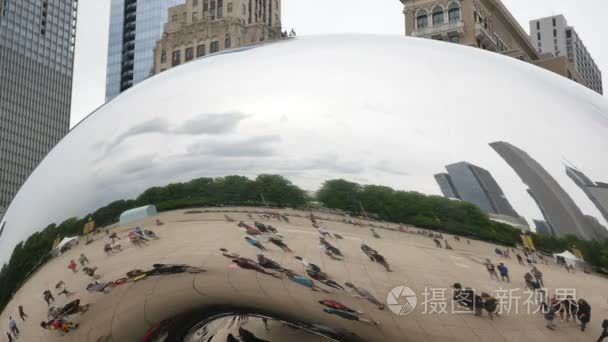 游客在芝加哥千禧公园特写豆坛视频