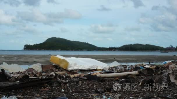 在热带小岛的海滩上的污染