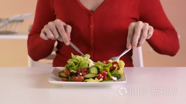 女人吃膳食沙拉视频
