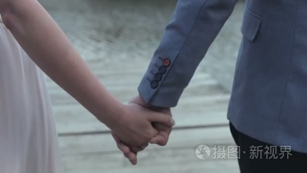 新婚夫妇走在一起手牵手视频