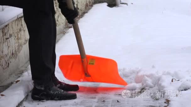 男人用铲子清理积雪。4 k