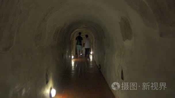 亚洲家庭走在山洞隧道寺的敬意视频
