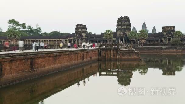 游客前往吴哥窟寺视频