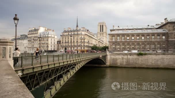 大桥在巴黎塞纳河