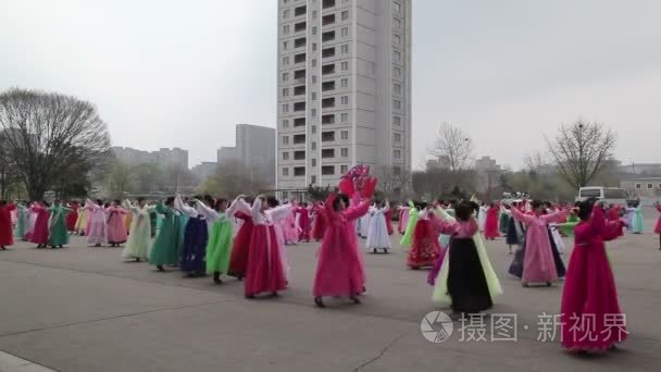 大众在街上，平壤跳舞