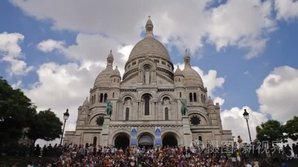 Tourists on the steps of Basilique du SacreCoeur