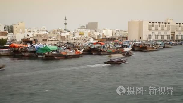 在迪拜河交通的海滨区