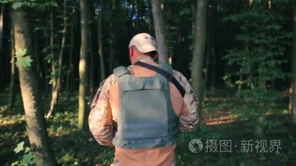 武装的战士走在黑暗的森林视频