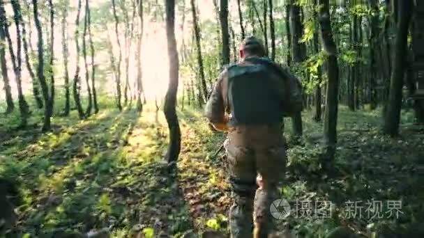 武装青年军事运行在森林里视频
