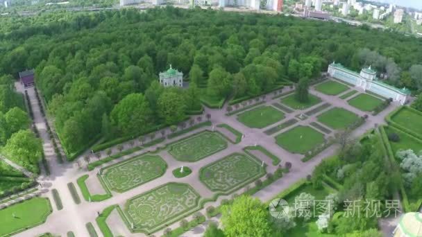 宫殿和广场与绿色的草坪，在 Tsaritsyno，鸟瞰图