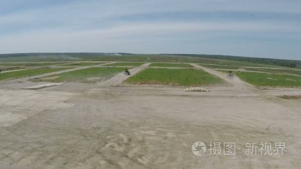 陆地上空的飞行部队演习视频