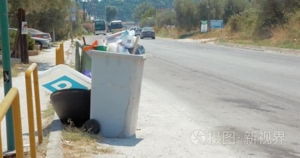 完整的垃圾容器在路边视频