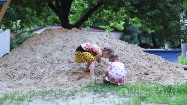 孩子玩沙在沙盒中