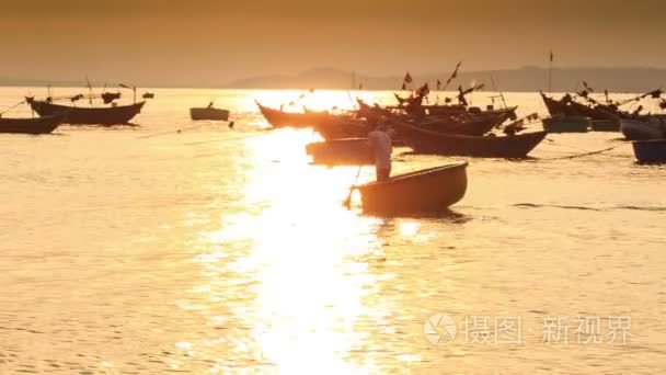 渔船在日落时的剪影