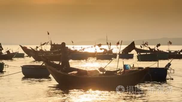 渔船在日落时的剪影
