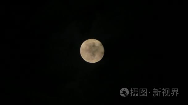 满月在夜间黑暗黑色天空视频