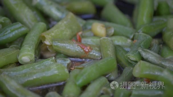 冷冻的四季豆炒煎锅内视频