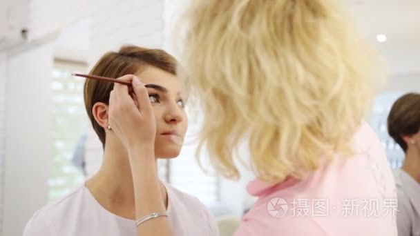 专业化妆艺术家运用画笔化妆品上的时装模特眉视频