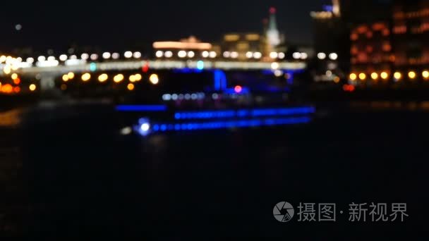 这艘船在河上驶在晚上视频