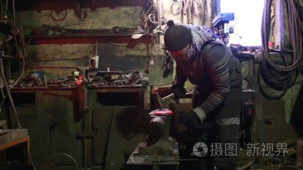 在铁匠铺铁匠一只马蹄铁视频