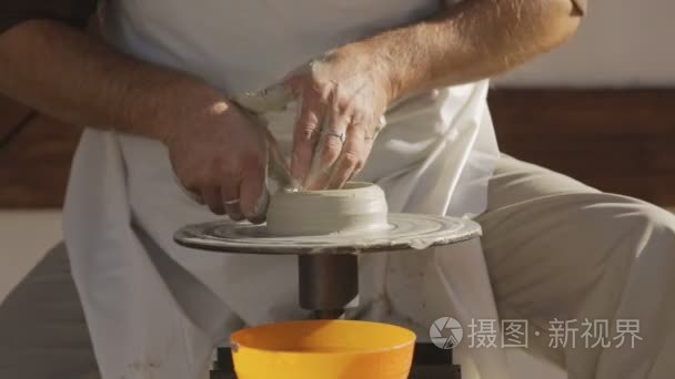 大师在工作室陶工轮上创建陶器视频