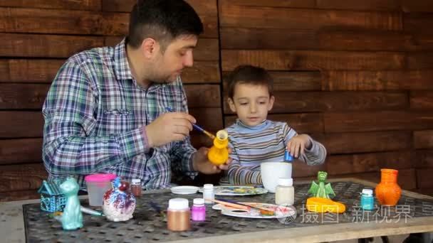 父亲和儿子的陶器绘画视频
