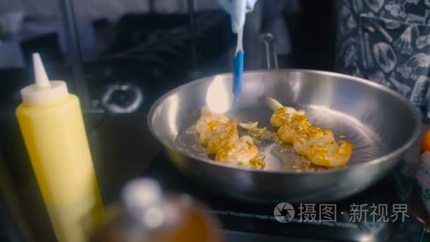 厨师在锅中倒入酱汁虾视频