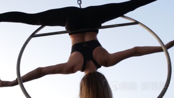 空中体操女子悬挂和在天空飞视频
