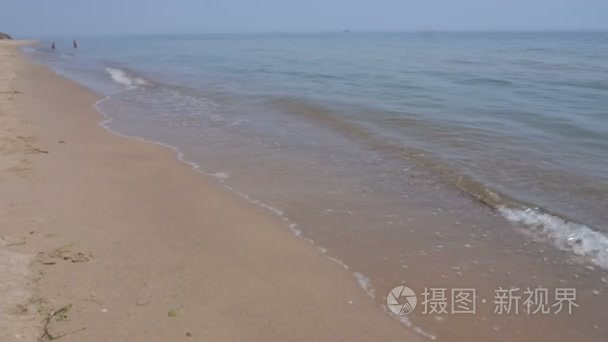 软碰撞在海边沙滩上的波浪视频