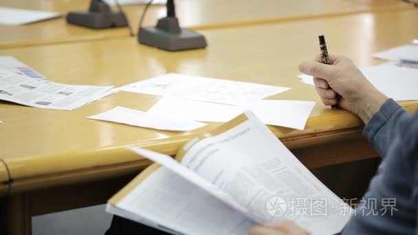 上漆的木桌上的文件和麦克风,用铅笔手短视频