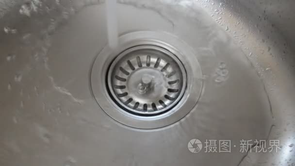 厨房水槽和运行水