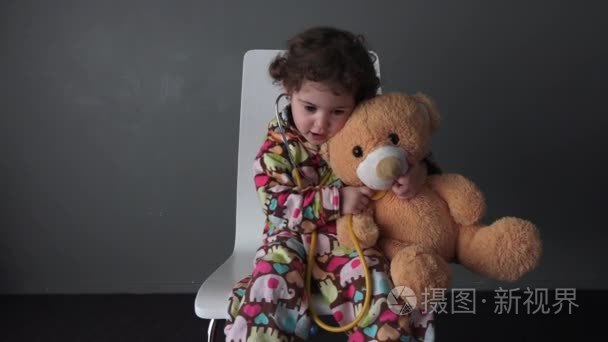 小生病的孩子检查玩具熊的心跳视频