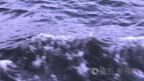 水波的一条河在傍晚视频