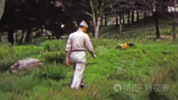 军事士兵在公园徒步旅行视频