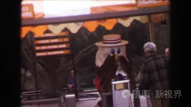 吉祥物的问候游客在入境时视频