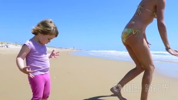 婴儿在海滩和母亲出去射到海洋视频
