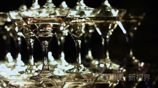 庆祝活动。金字塔的香槟杯。轻轻地定调子