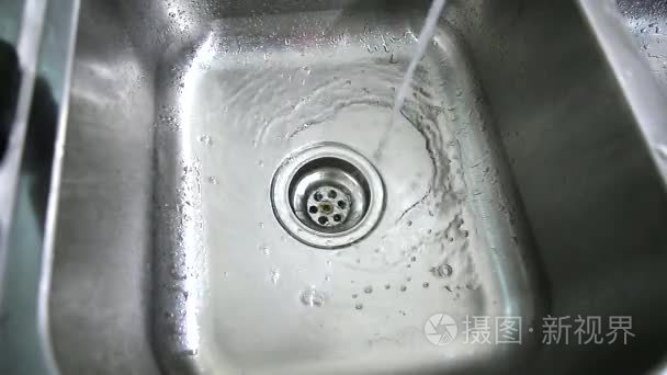水滴在不锈钢水槽和排水视频