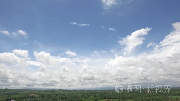 空中的蓝色的天空，在农村