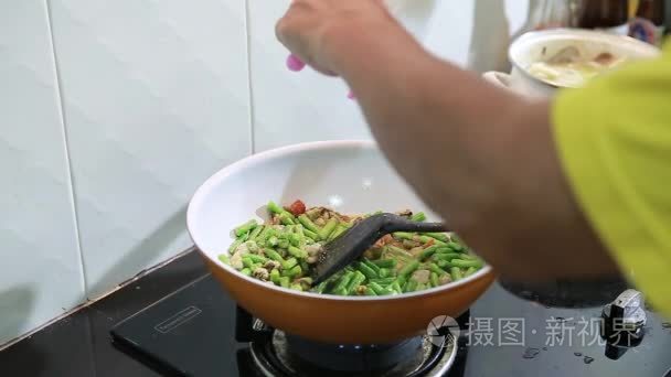 泰国菜烹饪锅中倒糖蔬菜和贻贝视频