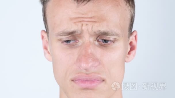 满脸愁容的小伙子。男人哭的眼泪