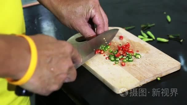 在砧板上特写人类切碎辣椒视频