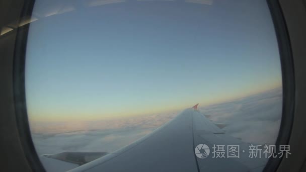飞机飞过上空的云视频