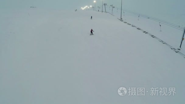 滑雪板和滑雪斜坡上的骑士