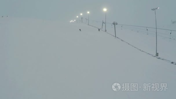 下坡滑雪运动员视频