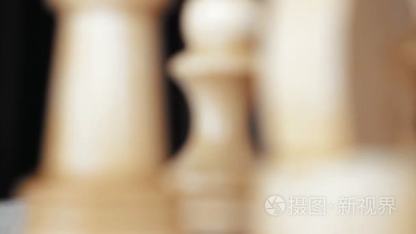 棋盘和国际象棋件及内特写视频