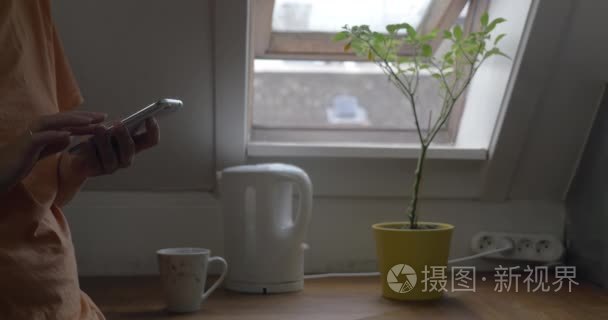 使用手机和在家泡茶的女人视频