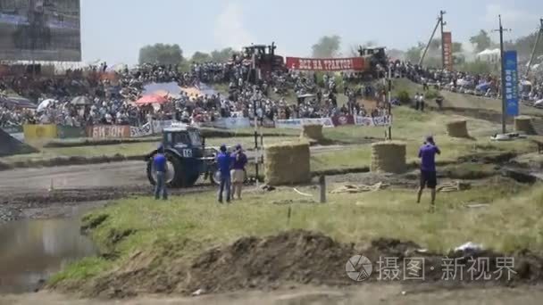 农业拖拉机上的野牛轨道展竞争视频