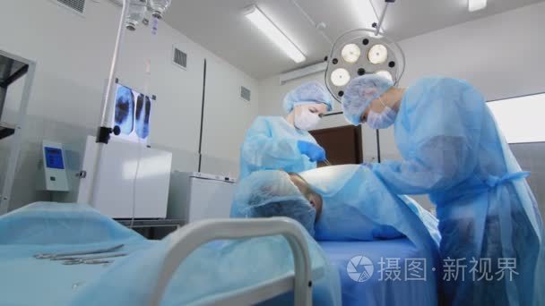 外科医生和护士在手术室工作视频